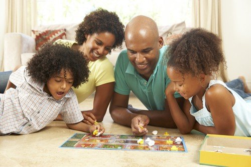 Jogos de tabuleiro são divertidos e perfeitos para aproveitar o tempo em  família